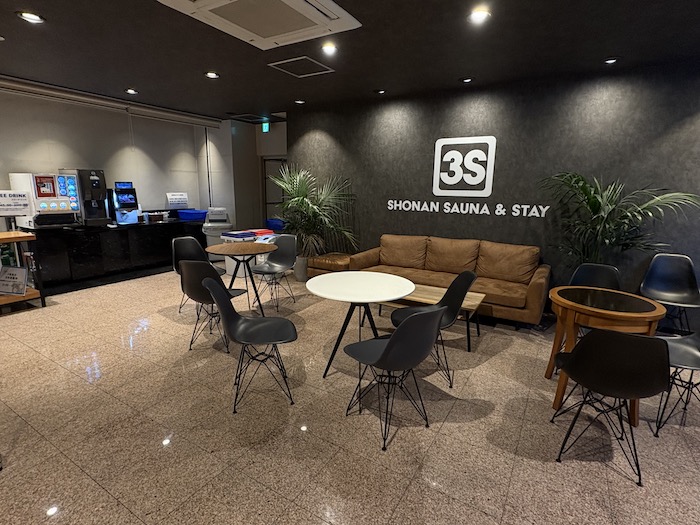 3S HOTEL HIRATSUKA・ロビーとドリンクバー