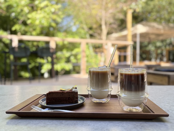 惣commonのカフェラテ・ケーキ